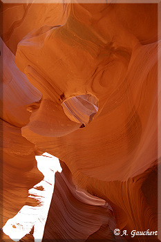 Felsloch in der Canyonwand